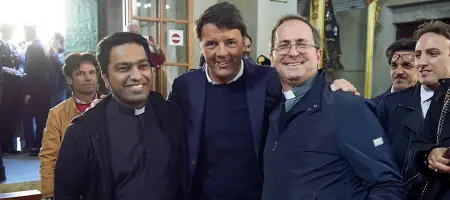  ??  ?? Lo scatto Il leader del Pd Matteo Renzi con i due parroci della basilica: don Johnny e don Rodrigo