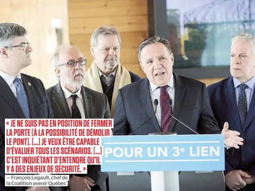  ??  ?? Selon le chef caquiste François Legault, ici entouré des députés caquistes de la Rive-nord et de la Rive-sud de Québec, s’il doit y avoir un SRB, c’est par un nouveau lien routier, pont ou tunnel, qu’il devrait passer.