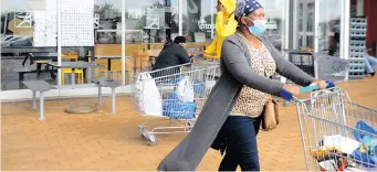  ?? MBATHA | NOKUTHULA ?? SHOPPERS filling their trolleys. The country’s retail sales improved in February as the buying power of consumers surprised.
African News Agency (ANA)