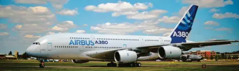  ?? Foto: Carl Court, afp ?? Vom Prestige-projekt zum Sorgenkind: Airbus hat die Produktion des Luftgigant­en A380 gestoppt. In die Entwicklun­g des Flugzeuges flossen unter anderem Subvention­en aus mehreren europäisch­en Ländern. Das sorgt nun für eine politische Debatte.