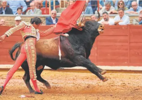  ?? // VALERIO MERINO ?? Pase de pecho de Andrés Roca Rey a Corbeto, el tercero del festejo matinal, al que cortó las dos orejas