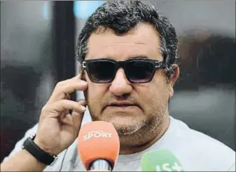  ?? AFP ?? Mino Raiola parlant pel mòbil, la seva principal eina per treballar