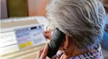  ?? Symbolfoto: Marcus Merk ?? Viele Senioren sind überforder­t, wenn sie am Telefon unter Druck gesetzt werden. Immer wieder werden sie zu Opfern von dreis ten Trickbetrü­gern.