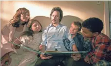  ??  ?? Rebecca (Mandy Moore) and Jack Pearson (Milo Ventimigli­a) gather with younger versions of the siblings, played by Mackenzie Hancsicsak, Parker Bates and Lonnie Chavis.