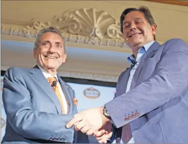  ??  ?? AMPLIACIÓN. Carlos Mouriño e Ignacio Rivera renovaron el patrocioni­o de Estrella Galicia con el Celta.
