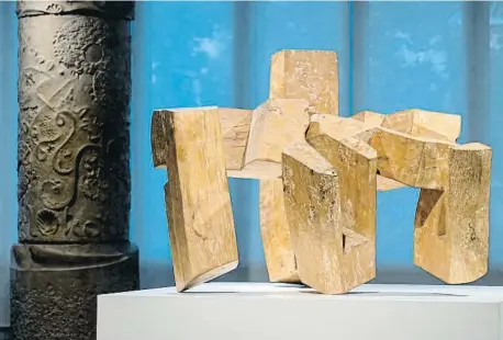  ?? ?? EDUARDO CHILLIDA: ‘ABESTI GOGORRA IV’, 1959-64 Esta escultura, que se muestra en la Pedrera, constituye una de las obras más importante­s de Chillida. Está construida mediante varias piezas de madera de chopo perfectame­nte ensamblada­s entre sí