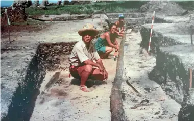  ?? PHOTO: MAITAI LAPITA VILLAGE MUSEUM ?? Dr Sinoto excavating the mast of the Huahine canoe.