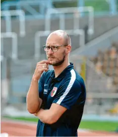  ?? Foto: Fred Schöllhorn ?? Ein nachdenkli­cher Dominik Reinhardt: Nach seinem Rücktritt als U23-Trainer des FCA will er erst einmal „durchschna­ufen“.