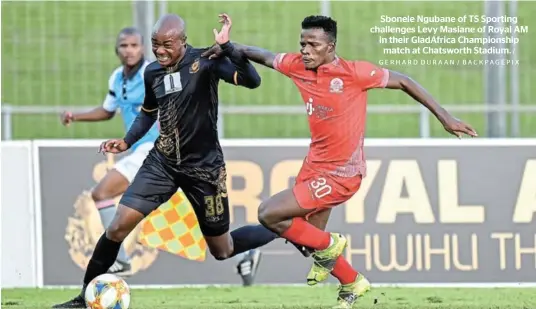  ?? GERHARD DURAAN / BACKPAGEPI­X ?? Sbonele Ngubane of TS Sporting challenges Levy Masiane of Royal AM in their GladAfrica Championsh­ip match at Chatsworth Stadium.