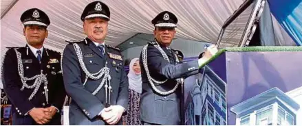  ?? (Foto BERNAMA) ?? Pengarah Jabatan Siasatan Jenayah Narkotik Bukit Aman, Datuk Mohd Khalil Kader Mohd bersama Mohd Kamarudin (tengah) dan Ketua Polis Johor Bahru Selatan, ACP Shahurinai­n Jais (kiri) pada majlis perasmian IPD Johor Bahru Selatan, di Johor Bahru, semalam.