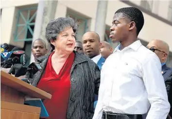  ?? CARLINE JEAN/SUN SENTINEL ?? Congresswo­man Lois Frankel, left, stands with Deandre Somerville during Friday’s news conference.