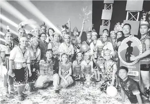  ??  ?? MENCIPTA KEJAYAAN: SMK Medamit Limbang bergambar bersama hadiah kemenangan pada festival Tugu Budaya Etnik Sabah Ke-9 di Penampang, Sabah Sabtu lepas.