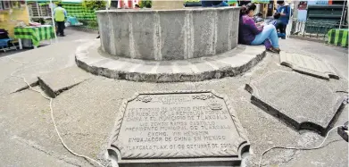  ?? /CÉSAR RODRÍGUEZ ?? En la fuente del parque de San Nicolás, en la capital, hay tres piedras grabadas que dan cuenta de dos hermanamie­ntos que hizo la capital