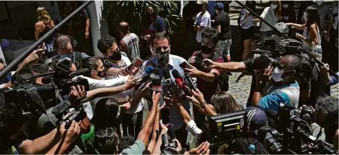  ?? Carl de Souza/AFP ?? O prefeito eleito, Eduardo Paes (DEM), conversa com jornalista­s após votar no segundo turno, no Rio de Janeiro