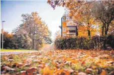  ?? FOTO: BODO ?? Ravensburg im Herbst: Diese Haltestell­e sieht idyllisch aus, beim Einsteigen in den Bus müssen Fahrgäste von Januar an aber tiefer in die Tasche greifen.