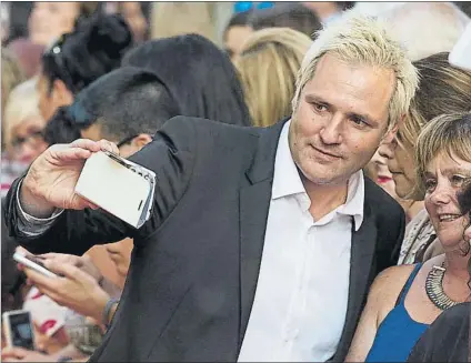  ?? FOTO: GYI ?? Santiago Cañizares se hace un selfie con una seguidora