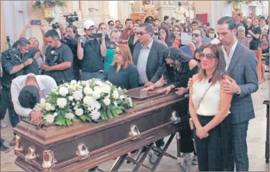  ?? ?? Familiares y otros seres queridos participan en el funeral de la aspirante a alcaldesa Bertha Gisela Gaytán, en la Catedral de Celaya