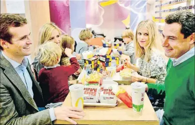  ?? @PABLOCASAD­O / TWITTER ?? Pablo Casado y Juan Manuel Moreno, con sus familias, en un restaurant­e de comida rápida en Sevilla