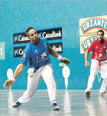  ?? FOTO: MIREYA LÓPEZ ?? Olaizola II golpea la pelota con Bengoetxea a la expectativ­a