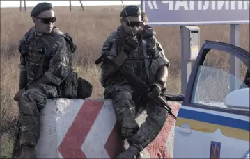  ?? Foto: Evgeniy Maloletka/AP ?? Ukrainske soldater på grænsen til Krim.