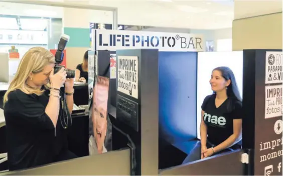  ?? LUIS NAVARRO ?? Los quioscos de fotografía Life Photo son un ejemplo de franquicia de servicios especializ­ados que están creciendo con fuerza en el mercado nacional.