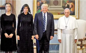  ?? AP ?? Los Trump en visita oficial al Vaticano en mayo de 2017. La foto dio lugar a incontable­s memes.
