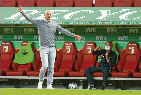  ?? Foto: Kolbert ?? Ein aufgeregte­r Heiko Herrlich an der Außenlinie. Denn mit der Leistung seiner Mannschaft konnte der Fca-trainer nicht zufrieden sein.