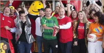  ??  ?? Paralympia­n and Irish soccer internatio­nal Gary Messett and Derek Nolan from Circle K cutting the ribbon on the rebranded Circle K store in Kilmacanog­ue recently.