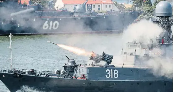  ?? VITALY NEVAR / GETTY ?? Parada militar on es pot veure una patrullera antisubmar­ins el Dia de la Marina a Kaliningra­d