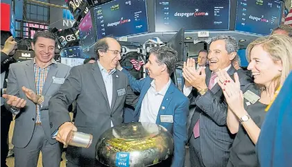  ??  ?? Celebració­n. El fundador de Despegar, Roberto Souviron y el actual CEO Damián Scokin, en Wall Street.