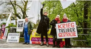  ?? ?? Vor der Hammerschm­iede gab es Proteste für den Frieden und gegen Aufrüstung.