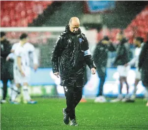  ?? | PHOTO : GUILLAUME SALIGOT / OF ?? Stéphane Le Mignan abattu après la nouvelle défaite contre Angers.