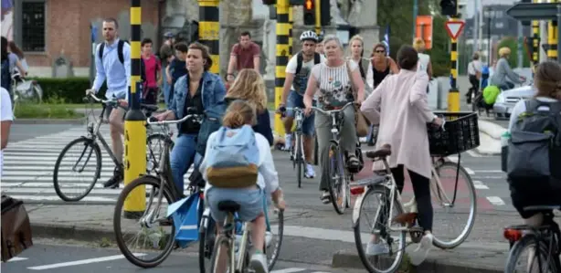  ?? FOTO JAN VAN DER PERRE ?? Fietsers op het drukke kruispunt Grotesteen­wegSingel.