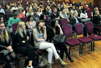  ?? (Balanza) ?? Preoccupat­i Mamme e papà delle centinaia di bambini che dovranno essere richiamati ieri a Treviso