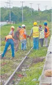  ??  ?? Trabajador­es de Grupo Carso trabajan en la construcci­ón del Tren Maya.