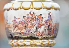  ??  ?? Schlachtsz­enen aus dem Jahr 1771 schmücken diese Vase.