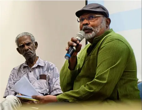  ??  ?? Maniam (left) in conversati­on with Vethamani at the event. — Photos: LUM WENG WAH