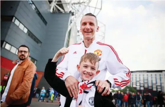  ?? FOTO: JASON CAIRNDUFF / REUTERS (ILLUSTRASJ­ONSFOTO) ?? MANGE SKAL TIL MANCHESTER: Ny sesong betyr hard kamp om billettene på Old Trafford. Her får du oversikten over hvordan du enklest skaffer deg billetter til de 20 klubbene i Premier League.