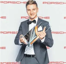  ?? FOTO: PRIVAT ?? Tim Zimmermann wurde im Rahmen des Porsche Championsh­ip Dinners für seinen dritten Platz in der Rookiewert­ung des Porsche-Carrera-Cups ausgezeich­net.