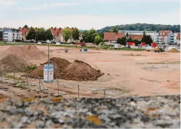  ?? Foto: Verena Mörzl ?? Heute soll der Nördlinger Stadtrat entscheide­n, wie die Straße, die von der Adamstraße zu den Wohnanlage­n am Maler Weng Weg führt, heißen soll.