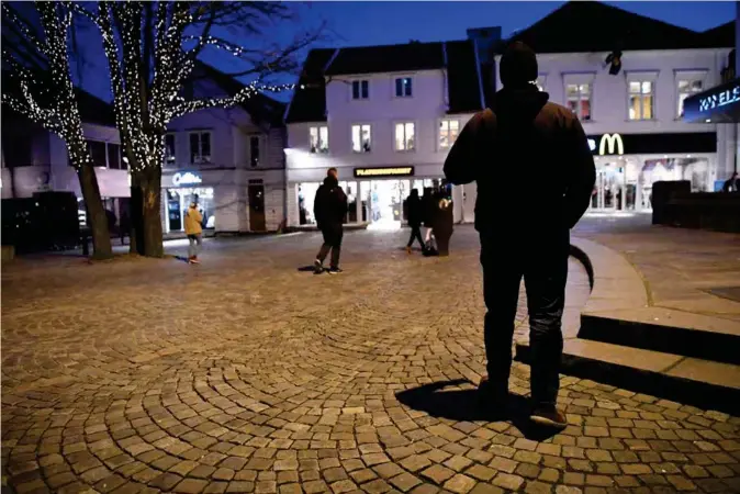  ??  ?? Politibetj­entene i forebyggen­de avsnitt i Stavanger oppsøker ungdommer og bygger relasjoner. Arneageren, byterminal­en og ruten i Sandnes er typiske steder hvor ungdommer samles.