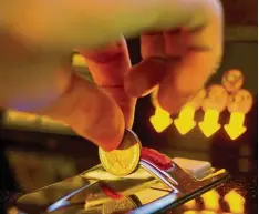  ?? Fotos: dpa ?? Lauter blinkende Lichter, ein paar Töne und ein Schlitz zum Geldeinwer­fen – so sehen Glücksspie­lautomaten aus.