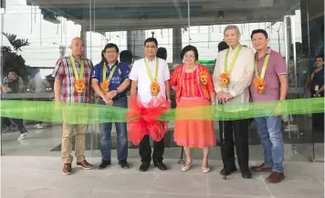  ?? Erika Mariel Gines ?? (From L-R) Angeles City Councilor Dan Concepcion, Mayor Ed Pamintuan, City of San Fernando Mayor Edwin Santiago, Tan Song Bok Realty &amp; Developmen­t Corp. matriarch Josefina So Tan, Chairman and Founder Tan Song Bok, and President Edgardo So Tan grace the opening of Jumbo JENRA’s 5th store in Pampanga.---