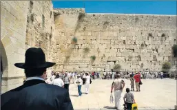  ?? FOTO: GORM KALLESTAD, SCANPIX ?? KLAGEMUREN: Det skal opprettes et område ved Klagemuren i Jerusalem der kvinner og menn skal få be sammen, har Israels regjering bestemt.