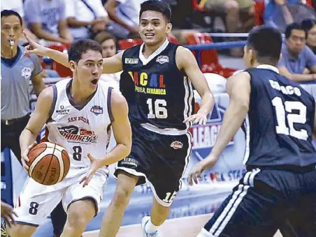  ??  ?? A driving Robert Bollick of Cignal looks for an open lane against Racal Tile Masters Gwyne Capacio and Kent Salado during Game One of their title series at the Ynares Sports Arena in Pasig. PBA MEDIA BUREAU