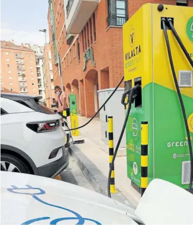  ?? Foto: Oskar Montero ?? Un punto de recarga para vehículos eléctricos en Mendebalde­a.