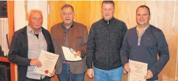  ?? FOTO: VEREIN ?? Ehrungen beim MSC Riedlingen: Das Bild zeigt von links Siegfried Hahn, Eberhard Stapel, Dieter Neumann und Claudio Sanna.