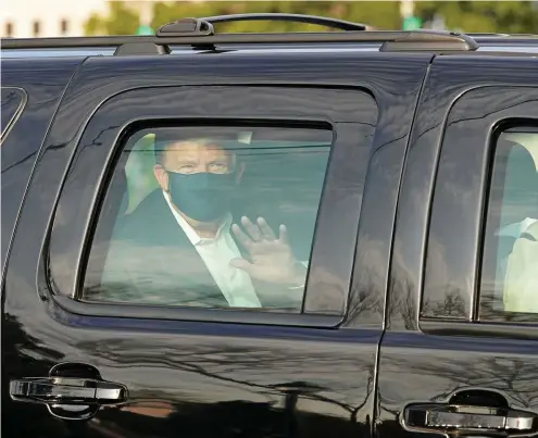  ?? FOTO: ALEX EDELMAN / AFP ?? Im Auto fährt Präsident Trump an seinen Fans vorbei – und gefährdet dabei seine Leibwächte­r auf dem Vordersitz.