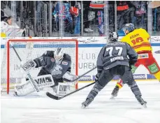  ?? FOTO: ZINK/IMAGO IMAGES ?? Nach Tim Bender (vo.) wechselt auch Goalie Niklas Treutle in der DEL-Zwangspaus­e vorübergeh­end von den Nürnberg Ice Tigers eine Liga tiefer zu den Ravensburg Towerstars.