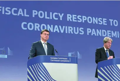  ?? AP ?? Los comisarios Dombrovski­s y Gentiloni, en la rueda de prensa que ofrecieron ayer en Bruselas